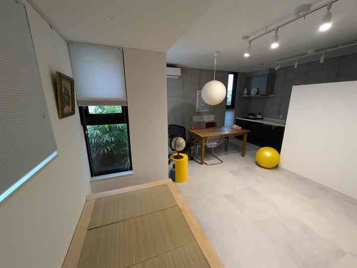 Natural modern 6-tatami living room in white and gray tones, featuring a wooden dining table and pendant light