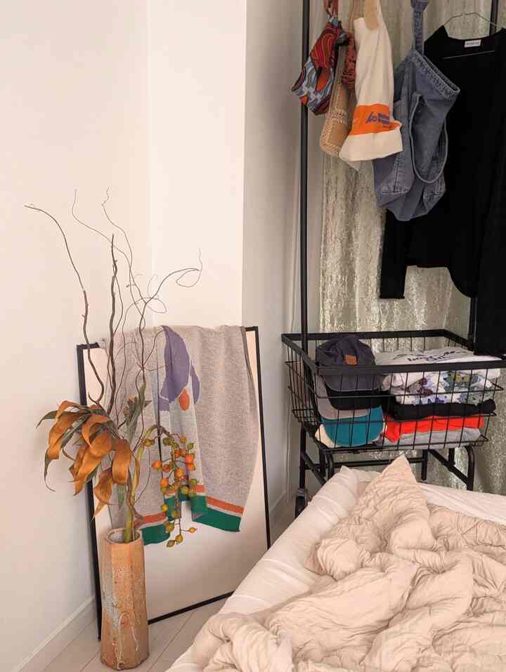 芸術の秋コーデ🍁
.
お部屋の一角が、
アートブランケット、
秋をモチーフにした植物の集合で、
ちょっと芸術感が増し増しになりました😌
.
意外とポスターにブランケットかけるの可愛いかも🧡
#ポスター #ポスターインテリア #ファブリックインテリア #花 #花瓶 #花のインテリア #フラワー #フラワーインテリア #フラワーベース #韓国インテリア #カラフル #カラフルなインテリア