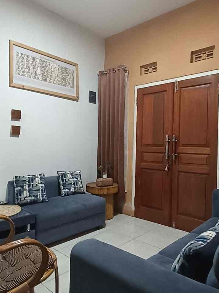 Rumah ini sudah hampir 4 tahun lebih kami tempati, waktu membangun kami masih minim ilmu tentang rumah, hanya melihat contoh dari gambar yang berseliweran di media sosial, walaupun belum seperti rumah yang diinginkan,  tapi kami bersyukur dengan prosesnya. 
Dan ini Ruang tamu di rumah kami dengan sedikit dekorasi dan barang yang beraksen kayu atau rotan yang dibeli di e-commerce favorit & toko offline sekitar tempat kami tinggal. Tak lupa juga sedikit tanaman hijau di bagian sudut antara kursi dan jendela. 
juga kontak listrik kami cover agar safety untuk anak-anak yang rasa ingin tahunya banyak di usianya. 
#rumahsederhana #rumahkusyurgaku #livingroom #ruangtamu #rumahberproses #rumahjadul