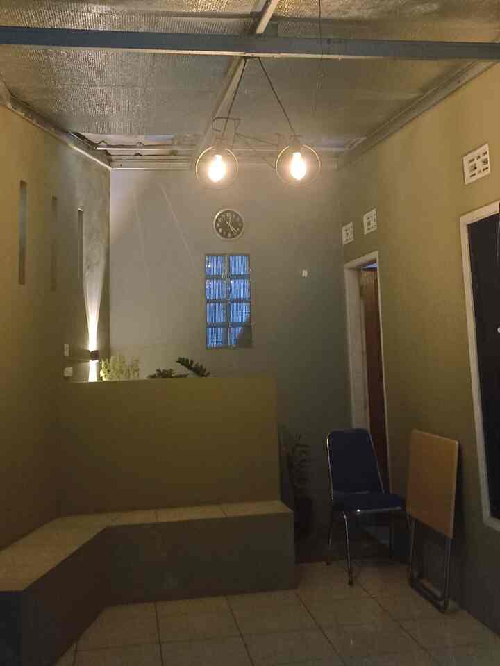 ruangan ini ada di bagian luar samping rumah, terdapat kursi tembok, juga terdapat sedikit tanaman di balik kursi tembok, bagian depannya pun merangkap untuk garasi. 
ruang yang fungsional bisa dipakai menerima tamu, tempat duduk-duduk di luar, garasi. 

#ruangtamuluar  #ruangfungsional #garasi #rumahmungil #rumahsederhana #rumahkuSurgaku #omahuvie