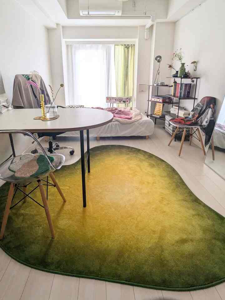 新しいラグ！上から見るとハート型なんです💚
( 2枚目参照くださいっ )
.
本当は、緑のペルシャ柄を注文しましたが、
手違いで違うデザインが来てしまい、、、
でも案外いいかも？？🤔ってなりまして、、、
これも運命だと思い使うことにしました！
どうですかね？？🫣
.
これからはこのラグが、私のお部屋の
アクセントになってくれると思います🫶✨️
#ラグ #ラグインテリア #ラグマット #ラグおすすめ #韓国インテリア #韓国インテリア雑貨 #カラフル #カラフルなインテリア