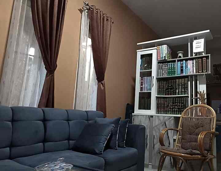 untuk memisahkan antar ruang, kami menggunakan lemari buku untuk pemisah ruangan dengan dipenuhi buku-buku kami. 
sofa di ruang tamu ini menggunakan yang lebih pendek untuk safety anak-anak kami. 
pemilihan warna di dalam rumah kami lebih banyak dengan warna natural seperti abu-abu, coklat, putih, namun ada juga yang berwarna lain agar tidak terlihat monoton 😊. 

#livingroom #rumahsederhana #rumahmungil #rumahkeluarga #kursisofa