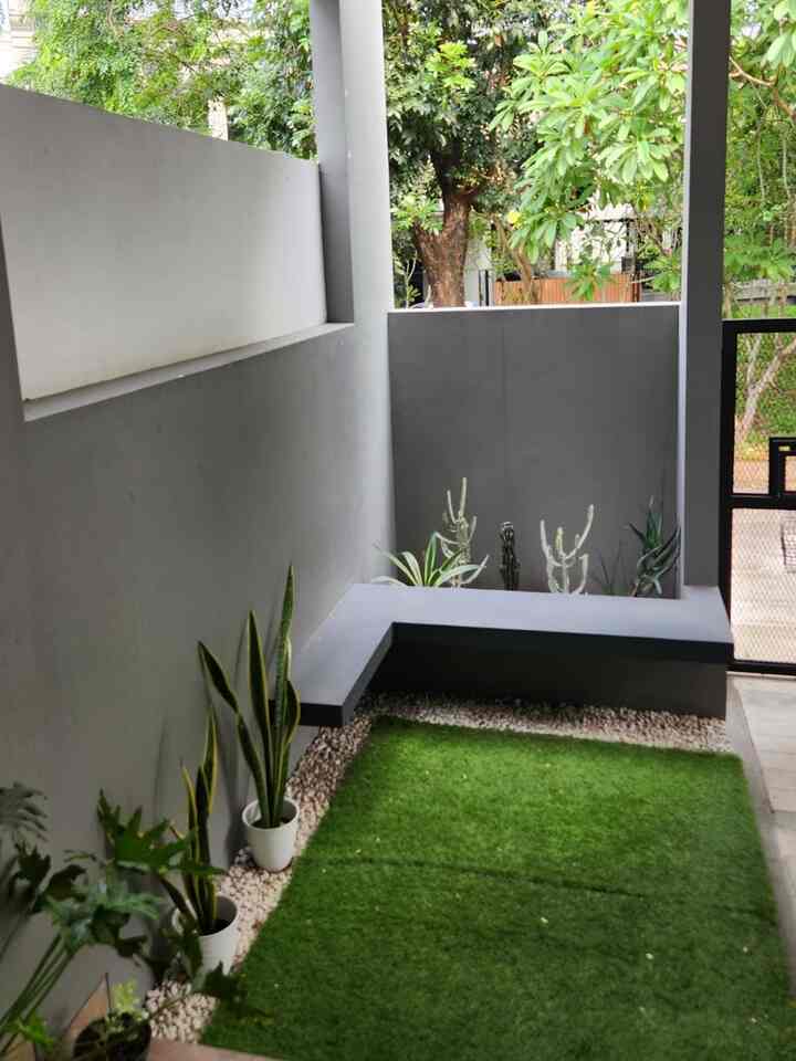 Taman kecil di teras rumah ini merupakan spot pertama yang nampak setelah memasuki halaman rumah kami. Taman ini dilengkapi bangku berbentuk L yang terbuat dari semen yang dapat dipergunakan untuk duduk santai di pagi/sore hari. Selain itu bangku ini juga difungsikan untuk memudahkan memasang/melepas sepatu ketika hendak keluar rumah atau waktu setelah berolahraga.
Taman kecil ini juga merupakan salah satu pemandangan yang nampak melalui jendela dari dalam rumah kami.
Taman kecil kami ini memiliki konsep taman kering, sehingga kami sengaja memilih tanaman yang tahan terhadap cuaca panas dan minim perawatan seperti kaktus, white ghost, tanaman aloe, agave siklok.
Untuk mempercantik lantainya, kami pasang rumput jepang yang dihiasi batu coral
#IdeTamanDepanRumah
#TerasRumah
#DekorasiTaman
#TamanRumah
#TamanKering