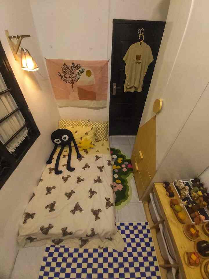 Kamar anak mini  😂
Ruangan ini berukuran 4*2 m dan difungsikan sebagai playroom dan kamar anak. Karena anak masih kecil dan masih tidur bersama kami, jadi kami memilih kasur yang ringan dan mudah di pindah - pindah. Pemilihan dekorasi kami pilih yang full color karena anak anak suka yang warnanya mencolok ☺️

#kamaranak #playroomanak #kidsbedroom #homedecor #kamarminimalis #japandi
