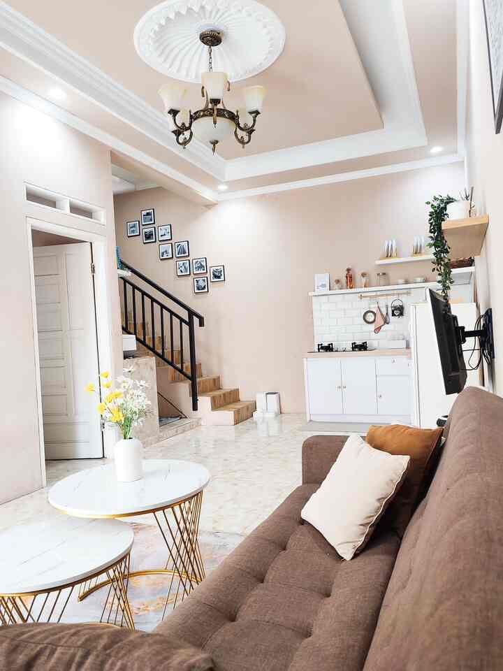 Menciptakan rumah sebagai tempat yang paling nyaman adalah tujuan setiap orang pastinya, dan bagi kami rumah terasa nyaman saat kami bisa berkumpul di sela sela kesibukan kami.
Dan sudut livingroom ini selalu menjadi tempat favorit kami untuk berkumpul.
Supaya tidak merasa bosan kami sering menggeser perabot yang ada disini supaya lebih fresh.
Dan kadang memindahkan beberapa perintilan dari ruang lain yang kami anggap cocok sebagai dekorasi di ruangan ini. 


#SofaMinimalist #WarnaCatRumah #Livingroom #InspirasiRuangTamu #SudutNyamanKeluarga #RuangFavoritKeluarga