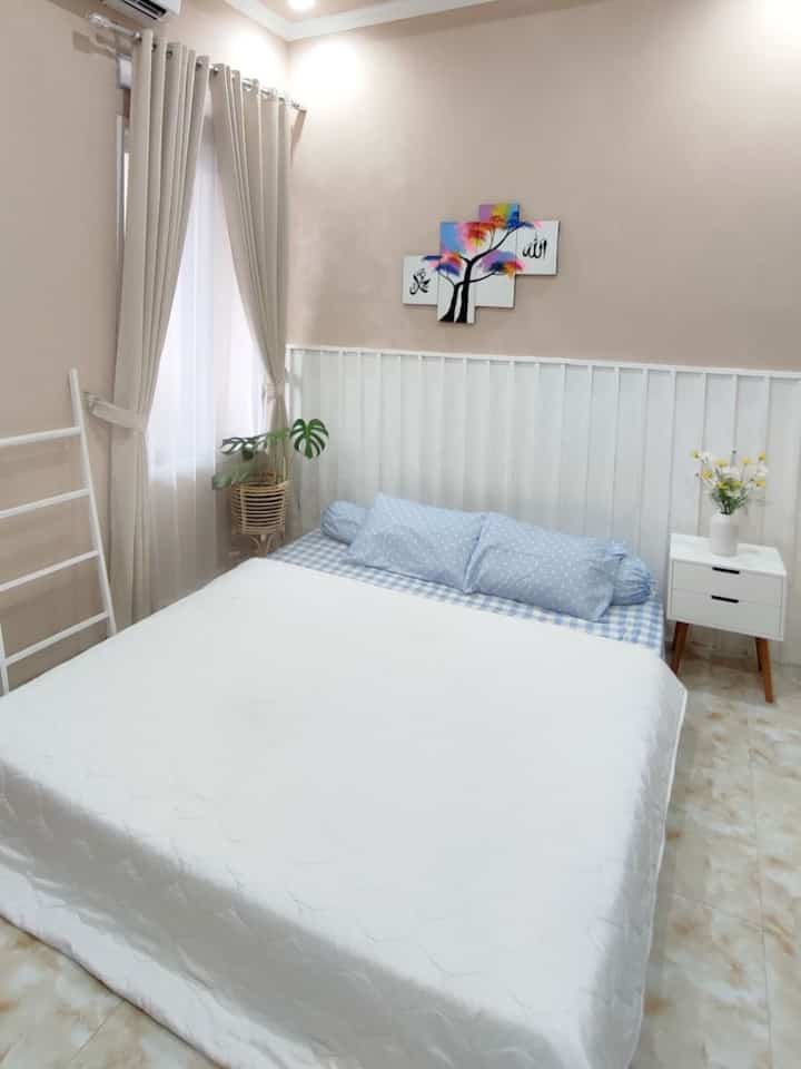 オンラインの隣人の皆さん、部屋の壁の装飾に迷っていて予算が限られている方にとって、この投稿がインスピレーションになれば幸いです。 
そこでこの部屋では、壁の一部に木製の垂木を接着剤で貼り付けて白く塗装し、木のアクセントを加えました。これは、WPC を使用するよりも明らかに予算がかかります。木の間隔はお好みに合わせて調整できます。 
客室とはいえ、この部屋で休憩することも珍しくありません。 
広くはありませんが、できるだけ快適な空間にし、あまり物を置かないようにしました。 


#寝室 #InspirasiKamarTidur #KamarTidurMinimalist #BedroomStyling #Bedroomdesign #CatKamartidur 