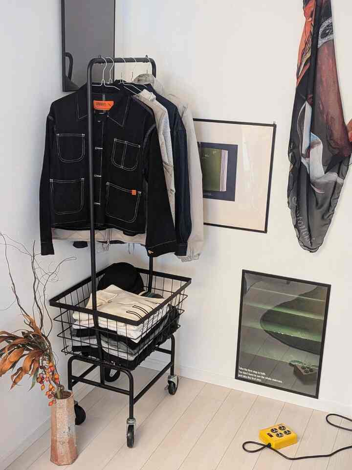 衣替えしました！
秋は芸術に触れたくなるので、
それっぽくディスプレイしてみました🫣
.
インテリアは色物を選びがちですが、
洋服はモノトーン派なんです。笑

#ラック #ハンガーラック #ラック収納 #衣替え #アート #現代アート #秋のインテリア