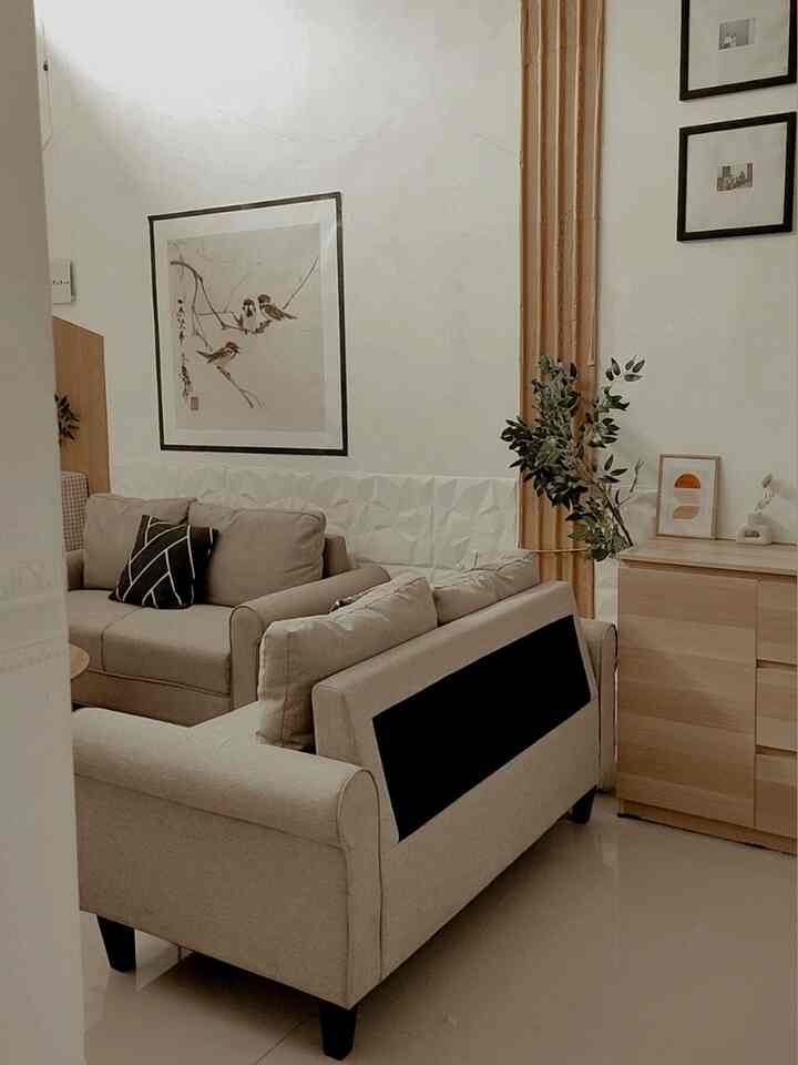 Home is where the heart is ❤️
meski hobi traveling, meski kerja seharian dikantor dari jam 8 pagi sampai jam 5 sore, atau pergi liburan bareng keluarga keluar kota, staycation ke tempat bagus. Tapi tetep kalau pulang ke rumah itu feel nya damai dan slalu dalam hati berkata " finally im home ". karena memang seperti itu rasanya dirumah, sebosen bosen nya dirumah tetep menyenangkan dan buat damai. 

Maka dari itu sebisa mngkn membuat rumah agar terasa hommie dan comfort. Seperti memilih lampu yang warm, sofa yang estetik tapi juga nyaman yang utama, dan semua dekorasi yang juga fungsional dan harmless buat anak.
dan yang sering buat nongkrong juga di area livingroom, tempat belanja online, ngobrol sana sini, nonton film bareng. selain diruang tamu juga area diningroom sambil makan ngobrol bareng.
 Jadi memang begitulah rumah bagi kami sekeluarga.
.
#sudutNyamanKeluarga
#ruangFavoritKeluarga
#pinturumah
#sofaestetik
#karpetrug
#cushion
#cattembokminimalis
#warnatembok
#nuansarumah
#rumah
#mejabulat
#lukisandinding
#bungaartifisial
#vasestetik
#pohonartifisial