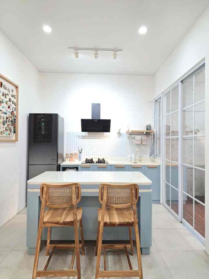 Home is where the ❤️ is..
Nyaman buat kami adalah ketika semua fungsi dapat terakomodasi, dan fungsi utama dari dapur rumah kami adalah jantung hati nya rumah kami. Sehingga dari awal kami mendesain rumah ini, posisi dapurnya dulu yang harus sreg. Dengan konsep open plan, dapur ini lokasi nya di tengah rumah, dari dapur ini kita bisa lihat hampir semua area rumah (ya memang rumah nya juga mungil 🤭)...dan bisa terus saling komunikasi. Sambil masak sambil ngobrol sama suami, sambil masak sambil nonton, sambil masak sambil lihatin anabul main 😸

#SudutNyamanKeluarga #RuangFavoritKeluarga #KitchenSetScandinavia #DapurScandinavia #ScandinavianDesign #DapurRetro #WarnaCatDapur #KeramikMosaik

