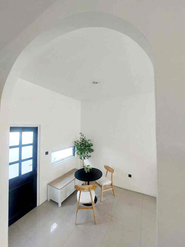 Home is Where the Heart is ❤

Dining area adalah jantung di dnhouse. Disini anak-anak suka menunggu ibunya yang sedang memasak di dapur. Saat makan siang atau makan malam para penghuni akan berbagi cerita hari ini. Apa saja yang anak-anak alami di sekolah dan apa saja cerita Ayah di kantor. Semua diceritakan disini karena kalau mereka sudah di kamar masing-masing, mereka sudah sibuk dengan dunianya.

#SudutNyamanKeluarga #RuangFavoritKeluarga #InspirasiRuangMakan #RuangMakanScandinavian #DiningRoomIdeas 