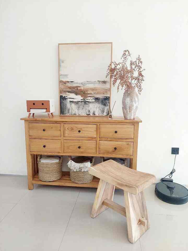 Console Table ini letaknya di area depan dan di seberang tangga. Dikarenakan lokasinya yang sering dilalui, jadi kami memerlukan furniture yang fungsional. Adanya laci, memungkinkan kami menaruh kunci, pernak pernik dan perkakas di dalamnya. Di bagian bawah tinggal ditambahkan 3 keranjang untuk tempat throw dan alat sholat bagi tamu yang ingin sholat di bawah, karena musholla kami letaknya di atas. Swipe di slide terakhir untuk night vibesnya ya 😉

#ConsoleTable #FoyerArea #NightVibes