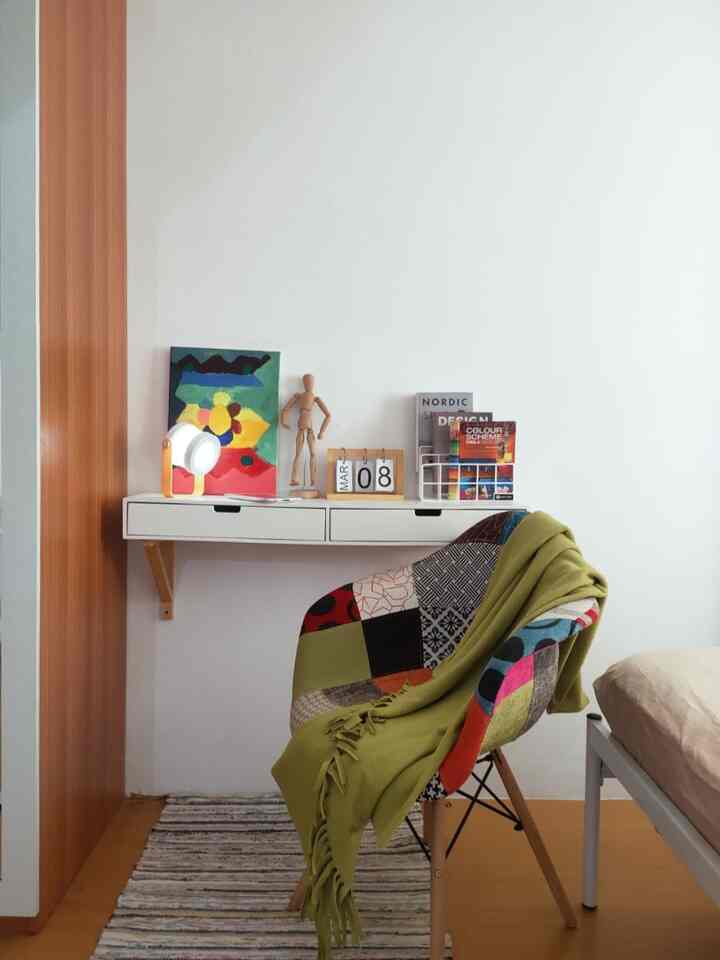 Duduk Santai
Pojokan yang tadinya meja rias ku jadikan tempat baca untuk duduk santai. Kebetulan armchair patchwork ku matching dengan design Wall Dekornya yang eclectic. 

#tempatsantai #mejabaca #kursisantai #warnacat #bedroom #kamartidur 