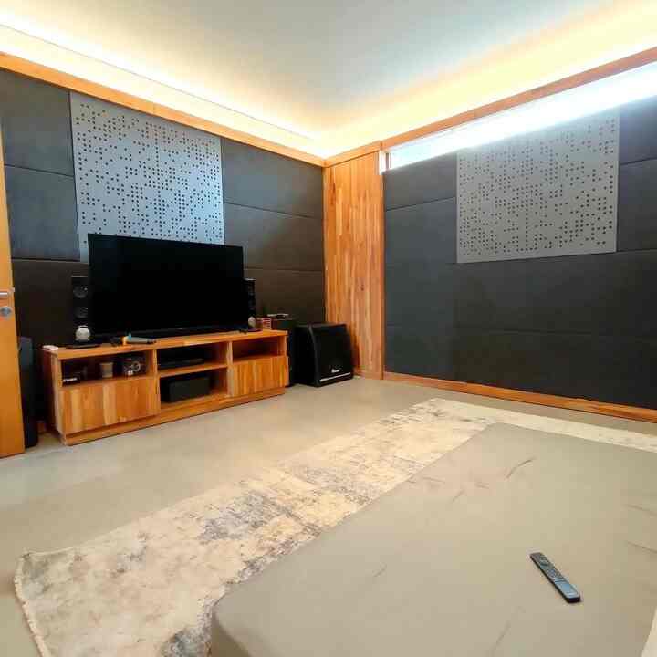 Ruang khusus untuk kami sekeluarga berkumpul.
Weekend merupakan hari yang ditunggu-tunggu,dimana anak-anak diijinkan tidur lebih malam.
Biasanya kami akan melakukan kegiatan antara karaoke,main game,nobar atau cuma tiduran berempat mengingat masa lalu.
Sengaja kami pasang kasur lesehan yang multifungsi sebagai alas duduk ataupun tempat tidur.
Menghabiskan malam dengan keluarga.
Bangku selasar depan #ruangEntertainment dipergunakan untuk sarapan ala-ala out door di Minggu pagi
"rumah...bukan sekedar bangunan berteduh,melainkan tempat kami pulang dalam arti sesungguhnya"
#RuangFavoriKeluarga #SudutNyamanKeluarga
#FurnitureCustom #FurnitureKayu #RuangKaraoke #InspirasiRuangHiburan #RuangKaraoke #KedapSuara