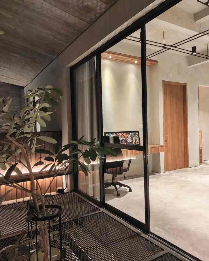 Balkon transparan yang memberikan akses masuk udara dari lantai 2 ke lantai 1.
Menggunakan baja sebagai lantai balkon sehingga tetap aman sebagai pijakan.
Pintu geser besar yang bisa dibuka lebar , memungkinkan pergantian sirkulasi udara dengan baik.
#Balkon #InspirasiBalkon #RumahOutdoor #InspirasiBalkon #rumahIndustrial #nightMode