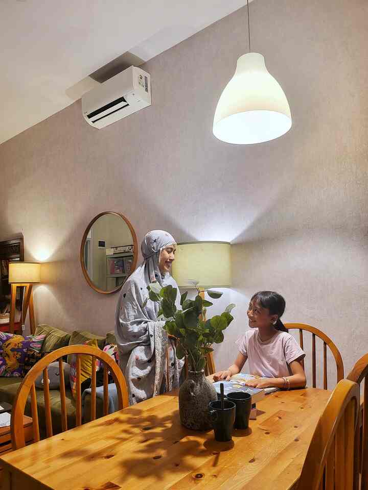 The perks of having a very small hpuse adalah semua ruangan terpakai dan digunakan. Terutama ruang keluarga yang menyatu (open space) dengan ruang makan dan window nook. 

Kami mengusahakan semua ruang berfungsi untuk digunakan sehari-hari, dan nyaman berlama-lama di sana alias gak ada alesan untuk ga "betah" di rumah :D Semua sudut ruang di lantai bawah ini, favorit kami. Bisa kumpul bareng di sofa, santai di window nook, atau sekedar duduk manis di bench. 

Rumah liliput yang super mini ini juga jadi "basecamp" keluarga besar kalau lagi kumpul. Ruang makan, jadi tempat favorit kami. Rumah Liliput is truly where our heart is :) 

#SudutNyamanKeluarga #RuangFavoritKeluarga #MejaMakanKayu #WindowNookFavorit #RumahLiliput