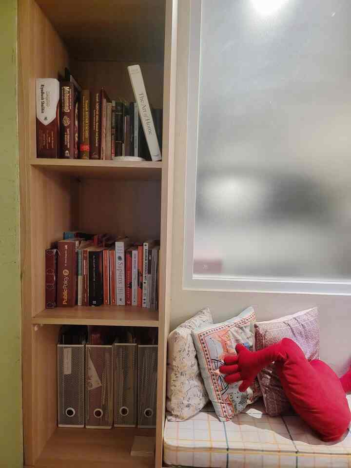 Kami skluarga kurang suka banyak pajangan, jadi mostly barang yang terpajang adalah barang yang kita pakai sehari2 hanya saja diatur rapi sehingga tetap enak dilihat. 

Semua barang di rumah liliput accessible untuk anak2, mulai dari buku hingga box mainan. Melatih mereka untuk mandiri dan membangun kebiasaan mengembalikan barang ke tempatnya habis selesai pakai. 

#PajanganRumah #dekorestetik #rumahliliput 