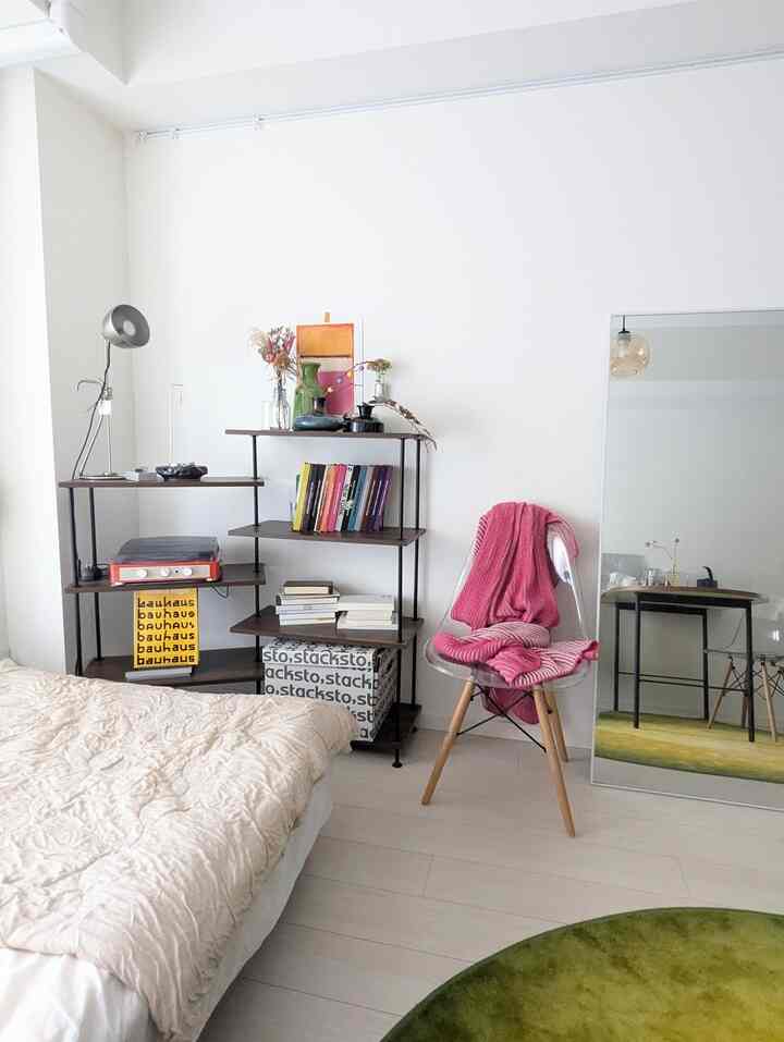 子どもっぽいインテリアにならないように心がけていること。
.
雑貨はカラフルなものが好きなので、
ビビッドなカラーをチョイスしますが、
ラックやベッドシーツ、布団などは、
ナチュラルモダンなカラーを選んで、
ポップになりすぎないようにかつ、
小物たちが映えるようにしています💐🧡
#インテリア小物 #IKEA #IKEA寝具 #LOWYA #収納棚 #収納インテリア #ラック #ラック収納