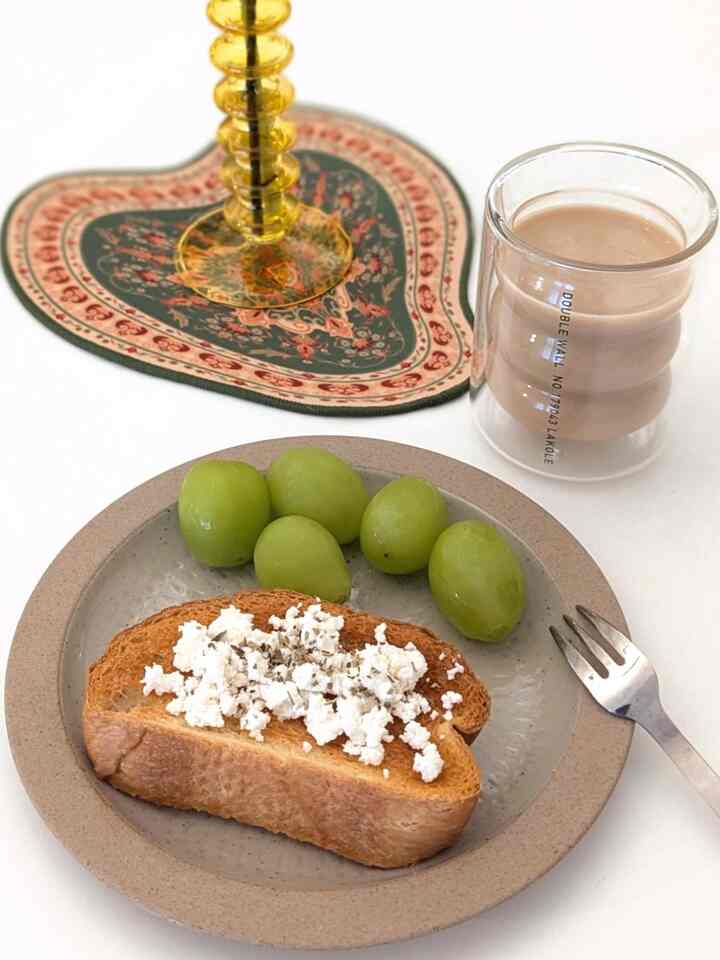 和食にも洋食にも合うニトリの食器発見！
素材が陶器だから、和風らしさもあり、
色合いがモダンな風合いだから洋風っぽさも。
.
そんなに食器っていらないから、
どんな料理にも合うものがいいですよね🍽️
.
写真のお皿は18cmくらいで、
ちょっとした料理や取り皿に最適です✨️
.
LAKOLEのグラスも可愛すぎですよね❤️‍🔥
#ニトリ #食器 #食器おすすめ #グラス #コップ #カラフルなインテリア