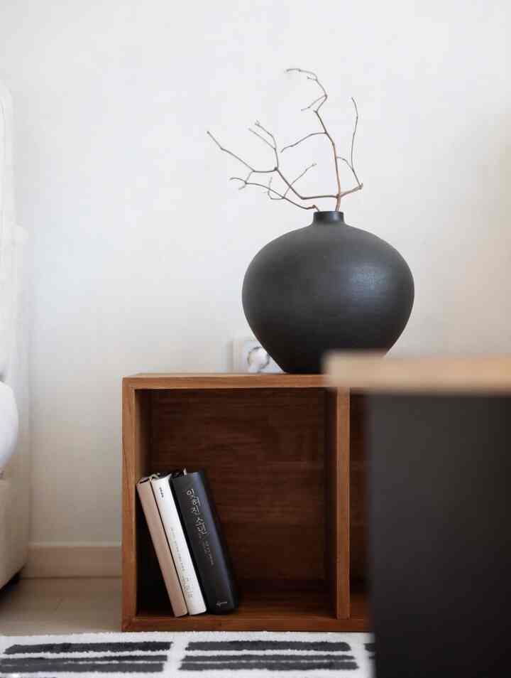 kayu dan hitam

Kombinasi kayu dan hitam adalah
Kedalaman emosinya berbeda.
Jika Anda mengenal pesonanya yang tenang namun mendalam
Kayu menjadi hitam di musim gugur
Anda tidak akan bisa keluar darinya?☺️

■Informasi produk
Vas 👉🏻Desain Mocon
Kotak penyimpanan kayu 👉🏻Bibaum
Cabang pohon 👉🏻 Desain mocon
Pencahayaan 👉🏻 IKEA
Permadani 👉🏻 Decoview

#Musim Gugur Rumahku #집에서제일바빠 #콘수프기록 #오늘장면한컷 #오늘의우리집 #거실 #거실인테리어 #화이트인테리어 #화이트블랙 #화이트우드 #30평대아파트인테리어 #타워형아파트 #타워형구조 #예쁜템최고야 #나도크리에이터 #내돈내산 #맞팔 #집들이선물 #잘샀템 #잘산템 #이케아추천템 #장스탠드 #이케아 #이케아조명 {23 #Living room lighting} #블랙화이트 #패브릭소파 #모듈소파 #구스소파 #아이가있는집 