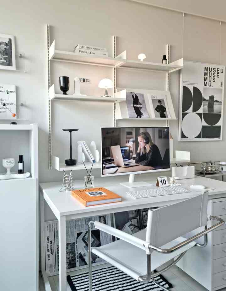 #감성북테리어 
Elle Korea magazine arrived~ I quickly opened the package and the orange color was so bright that I really liked it. When placed on the study desk, it looks really pretty as a focal point in a colorless space~

#Study #서재인테리어 #서재꾸미기 #벽선반 #레어로우 #레어로우선반 #벽꾸미기 #방꾸미기 #데스크테리어 #데스크테리어족 #책상세트 #책상추천 #책상꾸미기 #책상인테리어 #자취방꾸미기 #작업실인테리어 #공부방인테리어 #화이트인테리어 #홈오피스 #미드센츄리모던 #데스크셋업 #인테리어소품 #데스크용품 #책상조명 #조명추천 #무드등 #예쁜템최고야 #맞팔