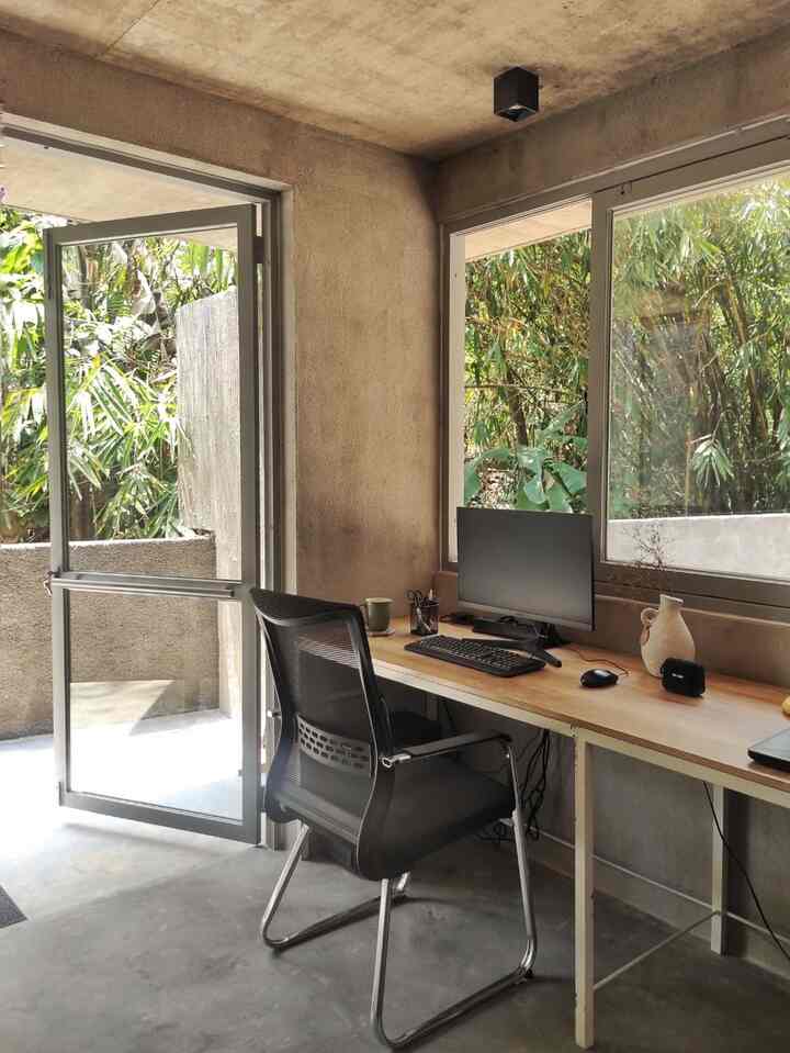 halo tetangga! ini postingan pertama kami dengan tema ruang estetik. Area ini merupakan salah satu sudut di kantor rumah kami. Dengan konsep menyatu dengan alam dan menggunakan finishing material tanpa cat. Bekerja sambil melihat pemandangan? why not?

tunggu cerita lain dari kami ya 🙏
#homeoffice #favouritecorner #sudutfavorit #ruangestetik #menyatu #denganalam