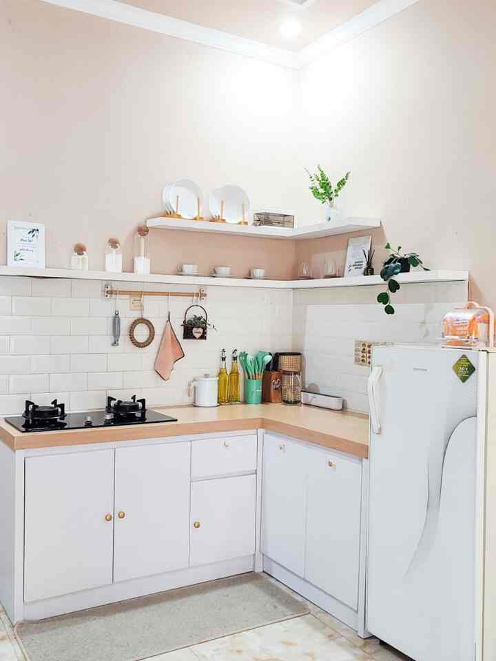 Halo Tetangga Online,
Dapur dirumahku ini mengusung tema Wood & White dengan material multipleks lapis HPL Taco.
Dapur ini terinspirasi dari pinterest dan Instagram.
Ini adalah dapur impianku dari dulu yang akhirnya bisa terealisasi. 
Untuk bagian atas sengaja tidak memakai kabinet agar terkesan tidak sempit, dan kami ganti dengan ambalan kayu yang kami beli online tentunya dengan budget yang ramah di kantong.
Semoga menginspirasi ya✨

#DapurMinimalist #KitchenSet #KitchenSetMinimalist #MakeOverDapur #StylingDapur #InspirasiDapur #KitchenStyling 