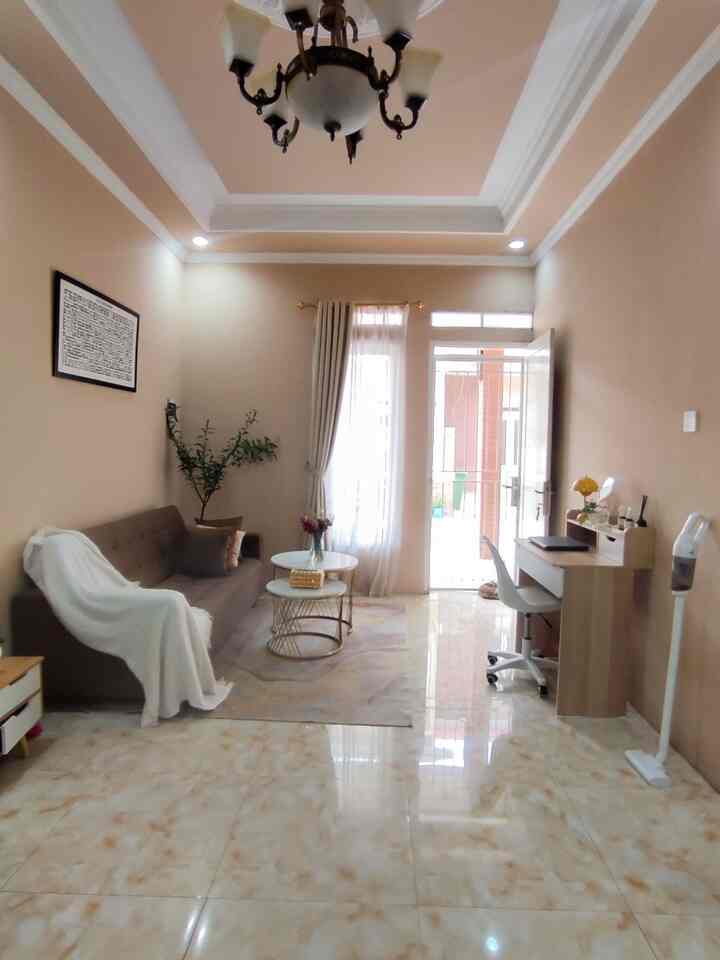 Hai tetangga online...
Kali ini aku mau spill "Top 4" pembelian aku bulan ini : 
1. Meja Kerja/ Meja Belajar 
Akhirnya nemu meja belajar yang ukurannya ga terlalu besar cuma 80cm, dan sengaja aku simpan di dekat livingroom karena bisa kerja sambil ngawasin anak bermain atau nonton tv.
Meja ini dari PIRAHOME

2. Kursi Kerja 
Aku juga sekalian beli kursi kerja nya. Aku pilih yang minimalist karena meja kerjaku pun sangat minimalis. Oiya ini aku beli online ya 

3. Table Lamp
Untuk menambah kesan aesthetic dan tentu saja fungsi nya saat kerja malam aku juga menambahkan table Lamp warna kuning yang bisa diatur lampunya jadi 3 warna

4. Cermin hias 
Aku tambahkan juga cermin mungil di meja kerjaku ini. Designnya cantik berbentuk bunga dan harga nya murah bgt.

Btw kalian naksir yang mana nih tetangga? 

#Livingroom #MejaBelajar #MejaKerja #MejaBelajar #KursiKerja #KursiKantor #StandMirror #TableLamp #CatRumah #LampuMeja #LampuBelajar #SpillBarangMurah #RekomendasiProduk