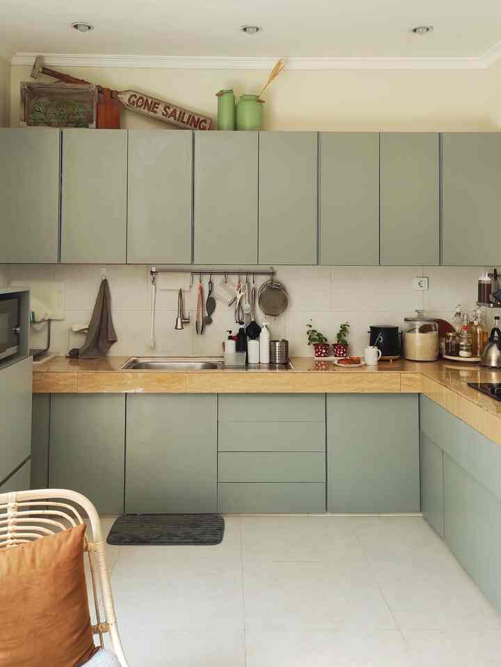 Selamat datang di dapur fungsional ramah bujet.
Meskipun merangkap dapur kotor, kami berusaha menjaganya tetap rapi. Salah satunya dengan memilih warna netral dengan desain minimalis, didominasi perabot stainless dan cast iron terinspirasi dari dapur komersial. Granite tile kami gunakan untuk melapisi meja dapur karena ramah di kantong dan tahan banting, sedangkan bagian dalam kabinet menggunakan keramik agar tidak mudah lapuk. Selain itu, kami mengusahakan pantry kecil di salah satu kabinet agar bumbu-bumbu masak terorganisir.
#KitchenMinimalis #MejaDapurGraniteTile #HPLKabinet #PerabotStainless #AksesorisDapurStainless #AlatMasakCastIron #MakeoverDapur #StylingDapur