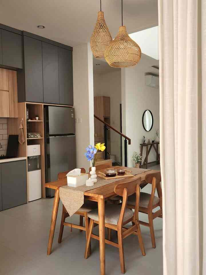 Dining room simple styling ✨️. Ruang makan adalah ruangan yang kami gunakan sehari-hari. Karena itu kami rutin mengganti dekorasi agar tidak bosan. Kami memilih table runner coklat ditambah dengan vase simple estetik dilengkapi dengan bunga yang berwarna cerah agar nuansanya lebih ceria. Tidak lupa kami tambahkan tray rotan untuk aksen skandinavian 🫶🏻.
#SpillBarangMurah #RekomendasiProduk
#DiningRoom #DiningRoomStyling #RuangMakanEstetik #SimpleStyling