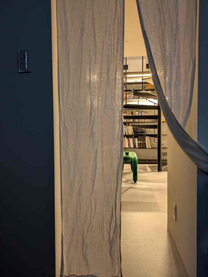 個室から見た階段🖤
のれんは時々アイロンかけるんだけど、廊下に自然光を入れたい時に結ぶことがあるのと、リネンなので若干くしゅくしゅします🙂

#のれん
#螺旋階段
#コンクリート打ち放し
#マンションインテリア