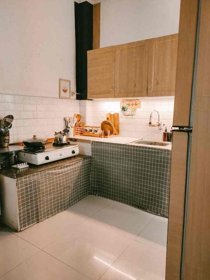 salah satu ruangan didalam rumah yang menurut ku sangat penting itu adalah dapur. Ditempat ini bisa habiskan waktu lama buat masak makanan kesukaan keluarga. Jadi penting untuk bisa dibuat senyaman mungkin .

Aku mendesign dapur ku menjadi minimalis bertema japandi dengan menggunakan furniture kayu dan counter top meja granite warna putih. Hal itu agar terkesan lebih luas. Dapurku ini berukuran 3x3 ya. untuk kabinet bawah aku blm improve tapi hanya membuat lebih rapi dengan menutup dengan plastik kotak2 taplak meja yang sku potong.
selain itu, Inspirasi untuk mendesign dapur bisa aku liat waktu di pinterest dsn selebihnya mengikuti layout dapur saja dengan uji coba dekor dengan perintilan yang sesuai tema.
Jadi dapurku ini tergolong low budget dalam hal dekorasi karena hampir semua aku diy ya. dan untuk pemilihan barang nya pun juga tidak terlalu mahal yang penting warna dan fungsinya dicari yang sesuai.
untuk mendekorasi dapur, disesuaikan dengan selera agar kita sendiri betah lama2 didapur yaa. karena kalau dapur nyaman dan lengkap, masak pun juga terasa senang.
.
#KitchenSet / #KitchenSetMinimalis / #PlavonPVC / #WarnaCatRumah /#keramikDinding / #dapurEstetik / #Cat #lampuled #tanamanartifisial #alaspengeringdiatomite #kompor2tungku #dapurkabinetatas #dapursederhana #telenankayu #taplakmejaantiair
#MakeOverDapur
#StylingDapur
