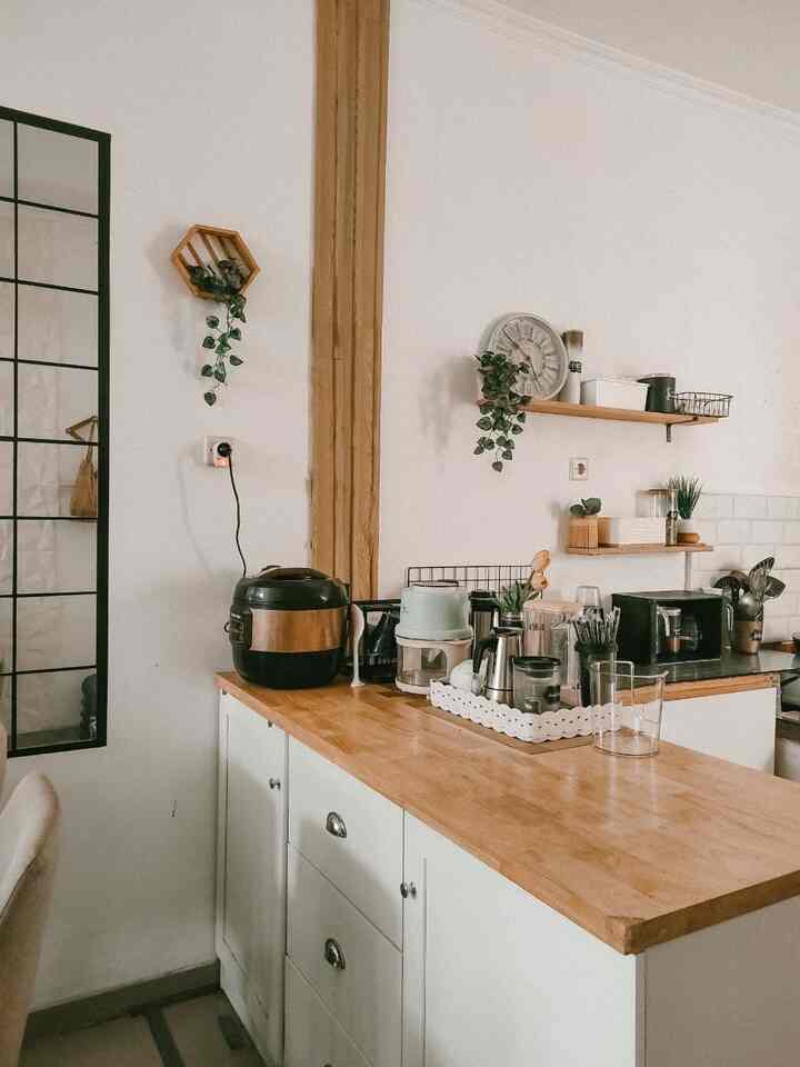 barang barang di meja bar samping ruang makan ini aku tata diatas meja bar sedemikian rupa karena lumayan sering dipakai jadi hanya ditaruh saja namun tetap terlihat rapi. Untuk air friyer sangat membantu dalam membuat masakan dan kue, magic com juga bantu membuat nasi dan masak nasi uduk.
selain itu ada rak ambalan kayu yang sangat bantu untuk menaruh barang2 kebutuhan lainnya tapi ditata dengan rapi jadi masih terlihat estetik. Juga yang utama adalah meja bar ini sendiri, karena sangat bantu dalam menyimpan barang2 yang slow moving lainnya. Jadi alasanku membeli barang2 ini disesuaikan dengan fungsi namun tetap mempertahankan keestetikaan.
Penataan barang2 nya pun aku sesuaikan agar komposisinya terlihat harmonis dan seimbang, karena lumayan banyak barang yang aku simpannya terlihat dari luar jadi bagaimana caraku untuk membuat penataannya tidak membuat penuh tapi terlihat rapi dan mudah diambil dsn ditaruh kembali.
untuk barang-barang nya pun aku beli di toko online dari e-commerce dan ofline store informa juga.
so selamat mendekor ruang yang cantik dirumah ya.
.
#spillbarang
#spillBarangMurah
#rekomendasiProduk
#termos
#mejabar
#airfriyer
#wallpanell
#warnacattembok
#rakambalan
#rakkayu
#hiasanpajang
#hijang
#kesi
#storagebumbu
#alasantislip
#buffetdapur
