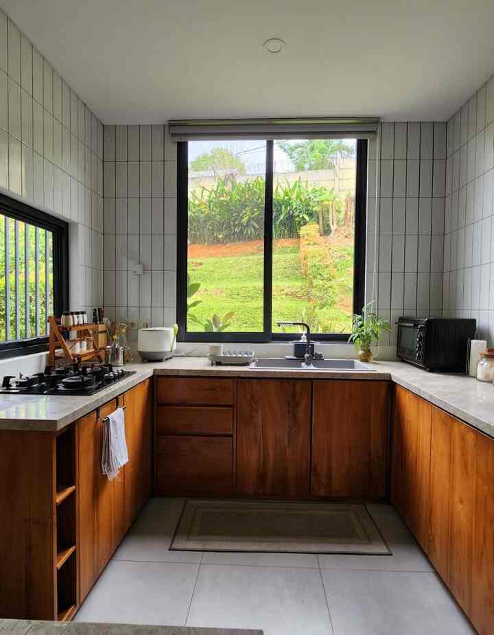 Dapur ini adalah salah satu sudut favorit kami di rumah! 

Dengan desain sederhana namun fungsional, kami ingin menghadirkan suasana yang nyaman dan tenang. Kami memilih kayu jati untuk kabinet dapur agar memberikan kesan natural dan hangat, serta menggunakan marmer untuk top table yang memperkuat kesan elegan dan tahan lama.

Jendela besar di dapur kami tidak hanya membuat ruang terasa lebih terang dan luas, tetapi juga menghadirkan pemandangan hijau yang menyegarkan. Untuk backsplash, kami memilih keramik putih sederhana yang membuat dapur terlihat bersih dan lega.

Dapur ini benar-benar mencerminkan apa yang kami impikan: sebuah ruang yang natural, cozy, dan nyaman untuk berkumpul bersama keluarga. Bagaimana menurut kalian?

#Kitchenset #Kotchensetminimalis #plavonpvc #warnacatrumah #walpaperdinding #wallpaperestetik #cat #makeoverdapur #stylingdapur #dapurminimalis #dapurushape #dapurmodern #dapurmungil