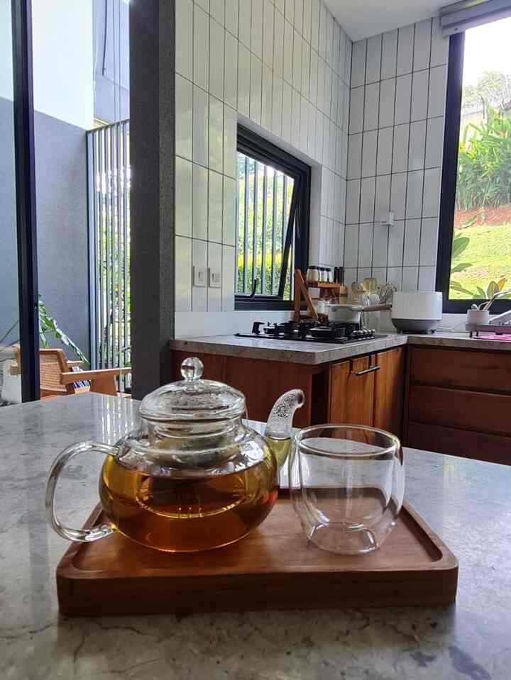 Senangnya menemukan hal-hal kecil yang bikin rumah lebih nyaman! 🍵 

Teapot dari kaca bening ini bikin momen minum teh jadi lebih spesial. Sementara keranjang rotan baru bisa dipakai untuk menyimpan barang-barang biar tetap rapi. Gelas abu-abu juga pas untuk air minum sehari-hari, simple dan elegan. Plus, organizer bening buat laci bikin semua alat tulis tersusun rapi. 

Rumah kecil, tapi tetap bisa tertata dengan cantik! 😊 
#CompactHappyHome #RapiDanNyaman #Spillbarangmurah #rekomendasiproduk 