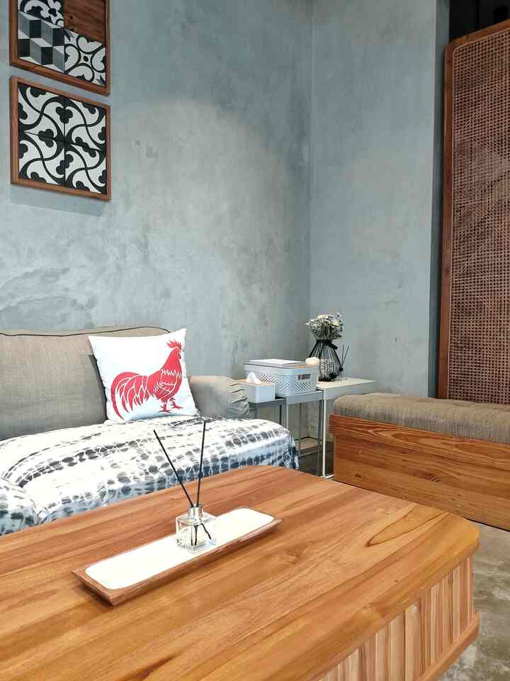 Mempercantik interior rumah dilakukan dengan tetap memperhitungkan segi fungsionalnya.
seperti tray clam Shell yang terinspirasi ketika kami sekeluarga berlibur ke Bali.
atau sarung bantal dengan logo ayam merah yang kami pesan custom langsung ke pengrajin.
lampu dengan stand lamp terbuat dari besi ,kita berikan di sudut tepi tangga sebagai penerangan tambahan dan pemanis sudut ruangan.
Ada lagi stool kayu industrial yang kami pergunakan untuk kursi tambahan.Stool ini sangat masuk dengan tema industrial rumah kami.
Penataan interior rumah ,banyak terinspirasi dari teman-teman sesama pecinta home decor.Tinggal kami sesuaikan dengan tema rumah dan tetap memiliki nilai fungsional 
#SpillBarangMurah #RekomendasiProduk #Furniturekayu #furniturecustom #lantaisemen #interiorRumahIndustrial