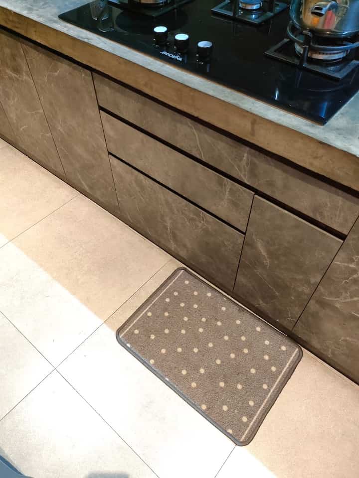 Supaya tidak terlalu polosan,lantai ruang dapur diberikan kesed motif yang eye cacthing.
Kitchen set dengan bahan HPL motif semen juga memberikan motif lain dengan tetap konsisten di tema Industrial.
Penggantung alat masak atau serbet dari IKEA kami pasang di kedua sisi untuk mempermudah menyimpan alat-alat masak yang sering dipergunakan..Selain  itu lighting sinar LED dibawah rak memberikan penegasan terhadap bentuk kitchen set kami.
Supaya dapur ESTETIK dan FUNGSIONAL?!
Pertimbangkan ketika akan membeli barang-barang..apakah hanya bersifat dekorasi atau lebih baik jika barang tersebut memberikan fungsinya 
#KitchenSet #KitchenSetMinimalis #MakeOverDapur #StylingDapur #kitchensetHPL #dapurindustrialis #idedapurminimalis