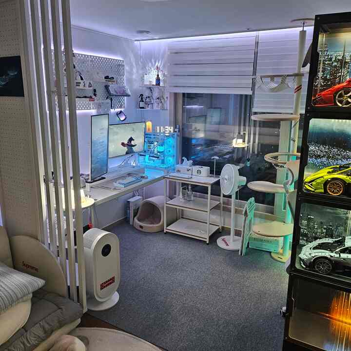 白とグレーのトーンのホームオフィス、キャットタワーが配置された一人暮らし向けのコンパクトな空間