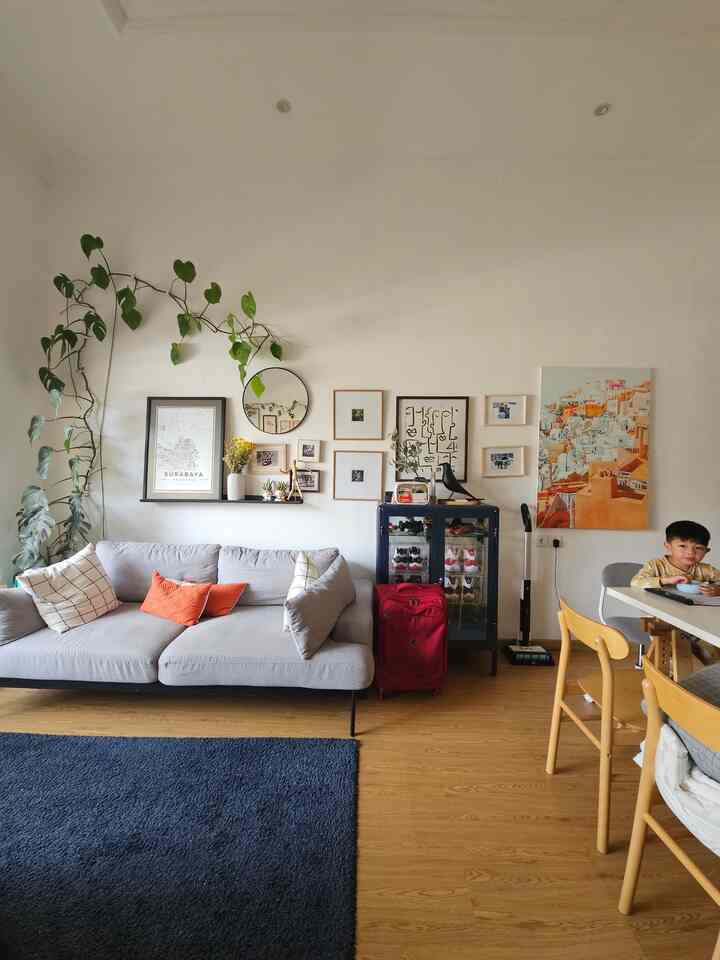 di satu ruang ini kami memfungsikan banyak aktivitas, sebagai living room, hobby room, pantry, dining room dan coffee corner..
kuncinya ada di programming ruang diawal design 
berikut tahapannya:
1. catat kebutuhan aktivitas yg diinginkan
2.ketahui besaran ruang yg dibutuhkan
3.sesuaikan furniture yg akan dipakai ditiap aktivitasnya
4. buat layout peserta ukuran detail agar semua kebutuhan aktivitas dan furniture nya sesuai dengan perencanaan mu
#KitchenSet #KitchenSetMinimalis #PIavonPVC #WarnaCatRumah
#WallpaperDinding #WallpaperEstetik #Cat
#Ruangterbatas #NeverTooSmall