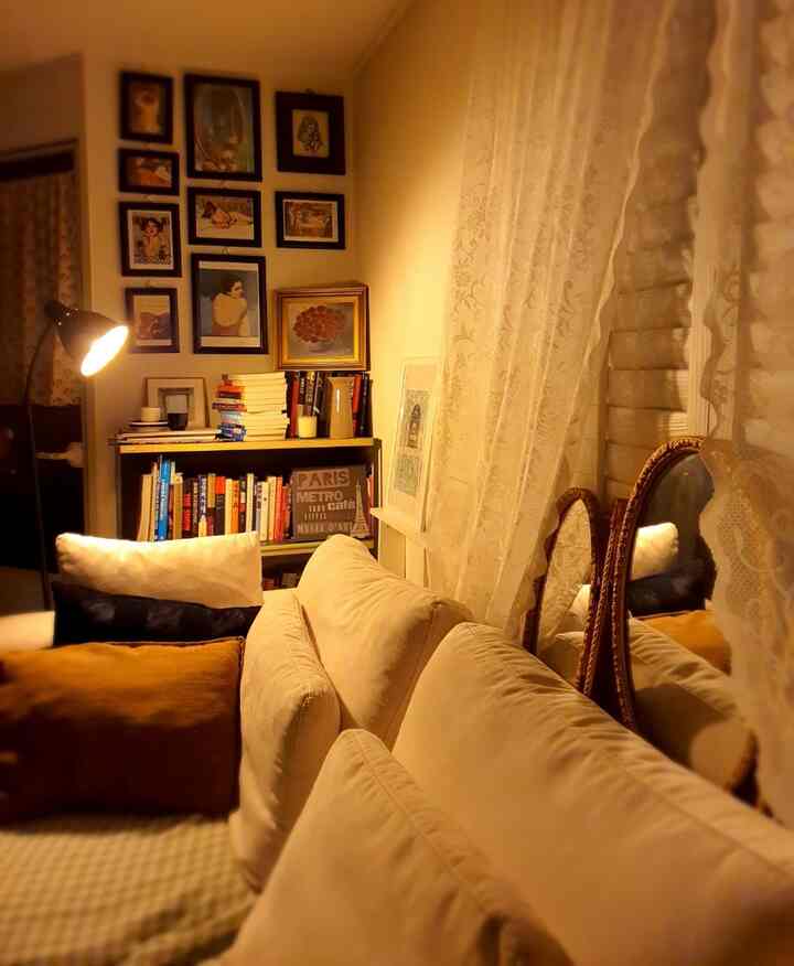 🏡今日の家：）♥︎すべてのビンテージ♥︎
                           ▪︎On.God.Vin.T.G▪︎

＃ベッドルームスタイリング＃感性ブックテリア 
＃家具探求生活＃私たちの家フォトゾーン 
#ビンテージリビングルーム #ビンテージインテリア 


リビングルームは正しいです！寝室ですよ〜🙃

ヨギは私が毎日眠ります
「いろいろな種類のビンテージ」私の寝室です〜♥︎

最初の娘がいれば鏡を取り出してほしいと言って
ソファ（私の寝室♡）の後ろに散布しておきました。

ホワイト、ゴールド、シルバー、ブラックがプレートを打つ
あらゆる種類のビンテージホームリビングルーム〜


《《《♥︎いろいろな種類のビンテージホームリビング♥︎》》
               ♥︎ feat.ダイソーフォトフレーム♥︎


いろいろな種類のビンテージ今日のいろいろな種類のヴィンテージ！ ❤️

フォトフレームのインテリアが好きなので、すでにフォトフレームがたくさんあります。
最初は🖤ブラックフォトフレームのインテリアに差し込まれて、
リビングルームの静かな壁スペースを着実に更新して
ブラックフォトフレームのインテリアを完成しました〜
現在の状態は非常に好きです。
「ブラック額縁ゾーン」はしばらくはずっとこのままにしておきます。

「ブラックフォトフレームゾーン」を好きに仕上げたら、
ホワイトフォトフレームのインテリアに差し込まれている私... 🤍

私は空の壁を見ることができない病気になったと思います〜
これはまたあまりにも過度ではありません。
ホワイトフォトフレームを1つ追加しながら
気に入った絵を見つけました。

リビングルームのソファの後ろにルーバーシャッターとレースカーテンがあります。
これはすでに視線が集まるほど華麗です。
似合う絵を探すのに怒りました。 😅

サーチ👀サーチ👀またサーチㅡいよいよ発見！
ちょうどこれだ！したかった。
ホワイトフォトフレームに入れるのでとてもきれいです。

前額縁の中の絵を変えながら気分転換をします。
だから、あえて高価なポスターを買わずに、
自宅で🖨プリント機で出力した画像を額縁の中に入れます。
気軽にいくらでも自由に 
思う存分気分転換できてよかったです！ 
本当のコスパのインテリアです。 
私は絵を見るのが好きで、演出するのが好きです。
画質が途方もなく良い必要はありません。
それでも🖨出力は超高画質で出力したんです。 
絵をよく選ぶべきです。そう見てください...



《《《♥︎マンデーハウスアクアテックス4人ソファ♥︎》》》


あらゆる種類のビンテージホームリビングルームの中央に位置するソファ
横290cm 4人用ソファです〜
よもぎ成長する🍓🍓🍓いちごセットと私たちのカップルまで
五食で、できるだけ大きなソファで購入してください。
とても満足しており、使用中のコスパはあえて！！ 

私は今でもこのソファに横たわっています、
このソファが来たので、ベッドで寝る日より
ソファで寝る日が多いですよ〜！
笑 事実はほぼ毎日..ソファで寝ています。
それだけ横になったら楽で眠りがよく来ます。 
:)♥︎

寝室フィードするのがどんどん額縁ゾーンショットだけ撮ってるんだから、
この場所が「私たちの家フォトゾーン」であることが確実ですね。


《《《♥︎ヴィンテージムード🖼フォトフレームインテリア♥︎》》》


ホームカフェ/リビングルームフレームインテリア！

準備は〜♥︎

1. 壁に掛けることができる「ピッコピン」必須です。
2.. 好きなサイズのダイソー額縁と
ピンタレストで見つけた好きなイメージ！
（🖨プリント機で画像をA4用紙超高画質で出力します。）
そしてダイソーで売る 
3.ゴールドフォトフレームハンガー+小さなドライバーを準備してください〜
（額縁の後ろにハンガーがないものもあり、追加で必要です。）

前後より好きな構成で
ぜひピンを差し込んで額縁を歩けば 
ヴィンテージムードフォトフレームインテリア完成！ 🖼


💚この世界はビンテージビンテージです🧡

あなたはビンテージラバーですか？
ビンテージボウルコレクターですか？
家を飾るのが好きですか？
♥︎いろいろなヴィンテージ♥︎ホームカフェで遊びに来てください！  :)

🏡今日の家：）♥︎すべてのビンテージ♥︎
                           ▪︎On.God.Vin.T.G▪︎


                  「楽天主義ヴィンテージラバー」 
                  毎日のヴィンテージ
                          楽しいですか？ 
                私のプロフィールリンクに入ってください 
        《いろいろな種類のビンテージ》リトリー購読😉🤎🧡


#リビングインテリア #絵インテリア #フレームインテリア 
＃家の装飾＃リビングの装飾＃ウッドインテリア
＃ホームカフェを飾る＃木の棚 
＃ビンテージムード＃ビンテージ感性 
#ナドンナサン

#paris #cafe #カフェインテリア 
＃ビンテージ＃ホームカフェ＃HOMECAFE 
＃フランスパリ＃パリ＃フランスヴィンテージ＃パリ感性
＃すべてのビンテージ♥︎
#ヴィンテージホーム♥︎


いろいろな種類のヴィンテージが飛び交う…♥︎
ヴィンテージムードが興奮した…♥︎

▪︎▪︎▪︎♥︎ON.GOD♥︎あらゆる種類のヴィンテージ▪︎▪︎▪︎
■▪︎ On.God ♥︎ いろいろな種類のヴィンテージ▪︎■

