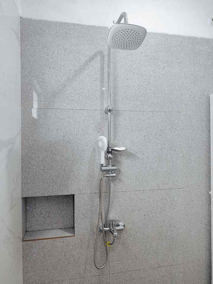 Kamar mandi salah satu tempat yang wajib bersih dan nyaman. Bukan berarti, kita harus berlama-lama di dalamnya juga 😉 namun, kamar mandi yang kotor akan mengundang banyak serangga. #kamarmandi #bersihdannyaman #kamarmandisehat #homedecor