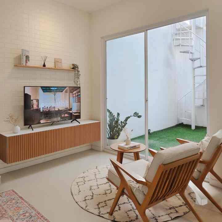 TV room ini menyatu dengan area livingroom sebenarnya, tapi Kami berikan ciri khas / batas / karakter / feel ruangan dengan membedakan penggunaan karpet. 

Penggunaan Floating Cabinet bermaksud agar kesan ruangan lebih lapang, dilengkapi dengan penggunaan ambalan di atasnya sebagai elemen dekoratif. 

TV room ini juga memiliki view langsung ke area Inner Courtyard memberi kesan lebih luas dan segar. 

#livingroomdecor #livingroomdesign #livingroomideas #tvroom #BTNOAS9