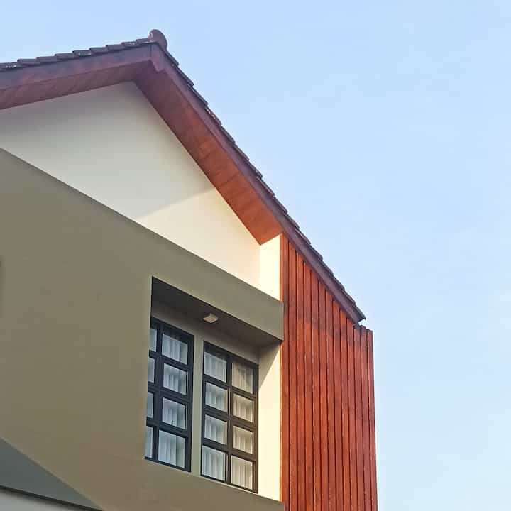 #fasade #tampakminimalis #frenchwindow #rumahwoori
Desain fasade minimalis di rumah.woori tidak mempunyai bukaan yang banyak karena hanya kamar tidur saja yang menghadap luar. Tapi tetap ingin terlihat 'nyentrik' sehingga kami tambahkan aksen kayu vertikal.. Semoga menginspirasi ya