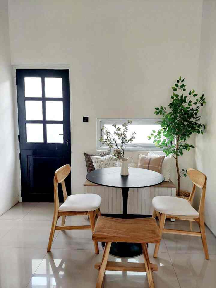 Finally, we have a diningroom! More like a breakfast nook look a like because of the limited space. We chose a round table to be more intimate. And to maximize space, we chose a bench with storage for storing things. We ❤️ it
#LimitedSpace #NeverTooSmall #PohonArtificial #RoundTable #StorageBench #KursiMakan #PotRotan
