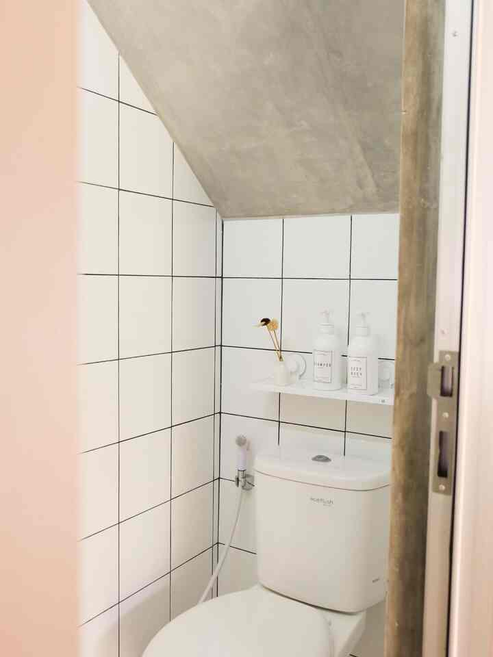Tim kamar mandi bawah tangga mana suaranyaaahhhh?

Biasanya banyak juga temen2 yang pakai area bawah tangga buat jadi storage. Tapi di Het Huis lebih butuh kamar mandi. Jadilah seperti ini adanya, biar nyempil yang penting ada 🤪 Tapi tetep yah area bawah tangga mau dibikin apapun, tergantung kebutuhan dan kenyamanan masing2 aja gaksih? Yang pentiing, jadi ga ada area yang mubazir gitu. Lumayan khaan.

Sebenernya ini di pojokan satu lagi ada shower dan keran biasa. Supaya kalau ada yang lagi nginep bisa jadi alternatif tempat mandi selain kamar mandi utama. Cuman emang sampe saat ini fungsinya masih sebatas powder room aja nih.

Semoga masih tetap bisa membuat para tamu nyaman ya dengan adanya kamar mandi mini minion berukuruan 80cm x 150cm ini 🥺

#PowderRoom #KamarMandiMinimalis #AreaBawahTangga #InspirasiKamarMandi #BathroomIdeas #DindingAcian 