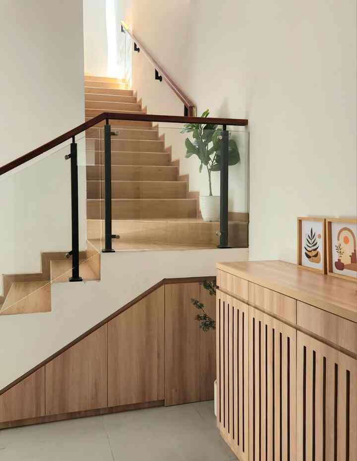 Shoes cabinet & mini storage. Area ini digunakan untuk menyimpan sepatu dan juga beberapa barang lainnya.
Untuk lemari sepatu kami buat agak memanjang dan dilengkapi ventilasi udara di pintunya. 
Kami juga memaksimalkan area bawah tangga di sebelah shoes kabinet untuk penyimpanan stock galon dan juga membuat laci2 kabinet untuk barang2 kecil. Hal ini sangat membantu agar rumah terlihat lebih rapi ✨️. 
#ShoesKabinet #MiniStorage #MiniGudang #LemariBawahTangga #RakSepatu