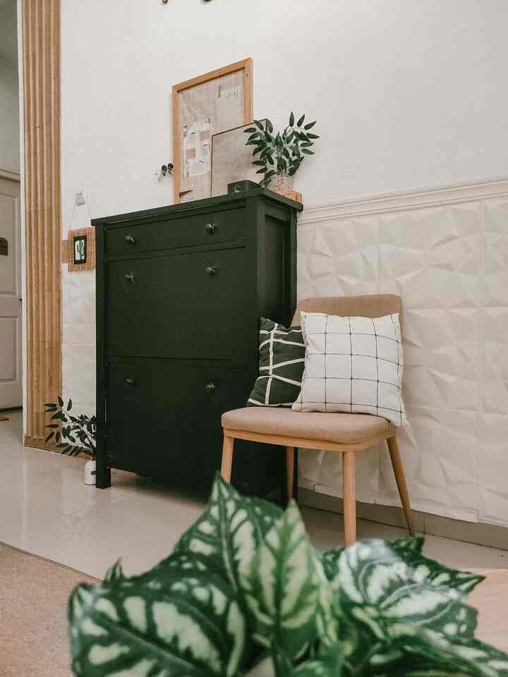 spot yang setiap hari sering dipakai dan diakses. Iya betul sekali ini adalah area penyimpanan di koridor depan pintu masuk rumah. Tempat menyimpan tas, aksesoris yang sering dipakai, alat tulis, kunci dan semua perlengkapan yang sering dibawa keluar rumah untuk pergi ataupun kerja.

disimpan jadi 1 ditempat ini agar mudah mengambil dsn menyimpan serta meminimalkan hilang juga.

ini adalah koridor kecil yang dibuat diarea terbatas dirumah kami, dan meski kecil tapi sangat fungsional.

diatas juga dipasang jam raksasa agar mudah terlihat dsn sangat cocok dirumah kami yang open space. Jadi bisa dilihat sampai ke area dapur. 

untuk ide dekorasi rumah yang lain yuk stay tune di Ohouse yaaa..

happy weekend semuaa

#rumahminimalis
#ruangterbatas
#koridormini
#laci
#kabinet
#tanamanartifisial
#jamraksasa
#kursiempuk
#lukisanabstrak
#catwarnarumah
#wallpanel
#ruangtamu
#livingroom
#rumahareaterbatas
#koridorminimalis