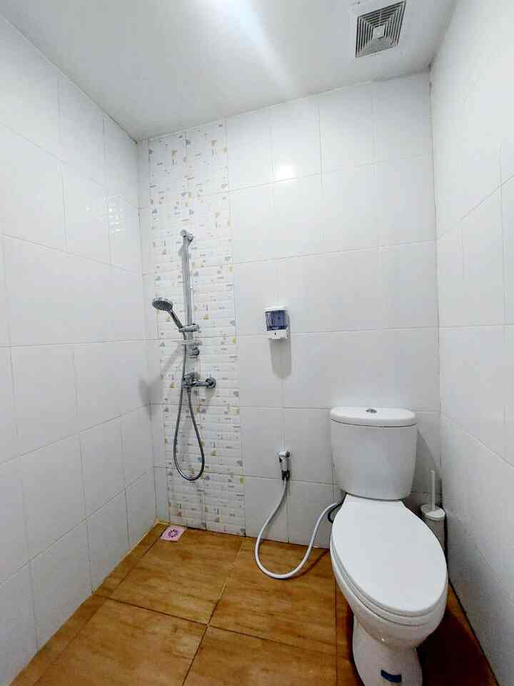 This children's bathroom measures 2m × 1.5m. Full plain white ceramic walls with patterned ceramic accents in the shower area. The presence of a shower with a pole and height adjuster allows children to position themselves as they wish. The presence of an automatic soap dispenser also makes it easier for them to take soap.

#Children'sBathroom #KidsBathroom #RumahRamahAnak #KidsFriendly #inspirasikamarmandianak