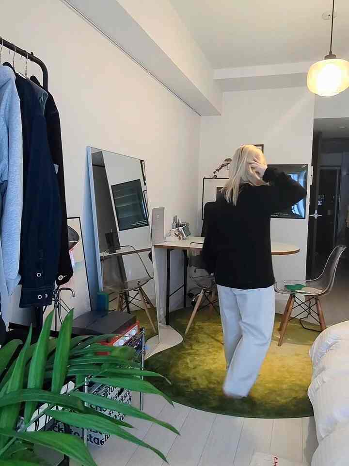 Modern Korean-style small dining room featuring a green gradient rug and transparent dining chairs with a clean atmosphere