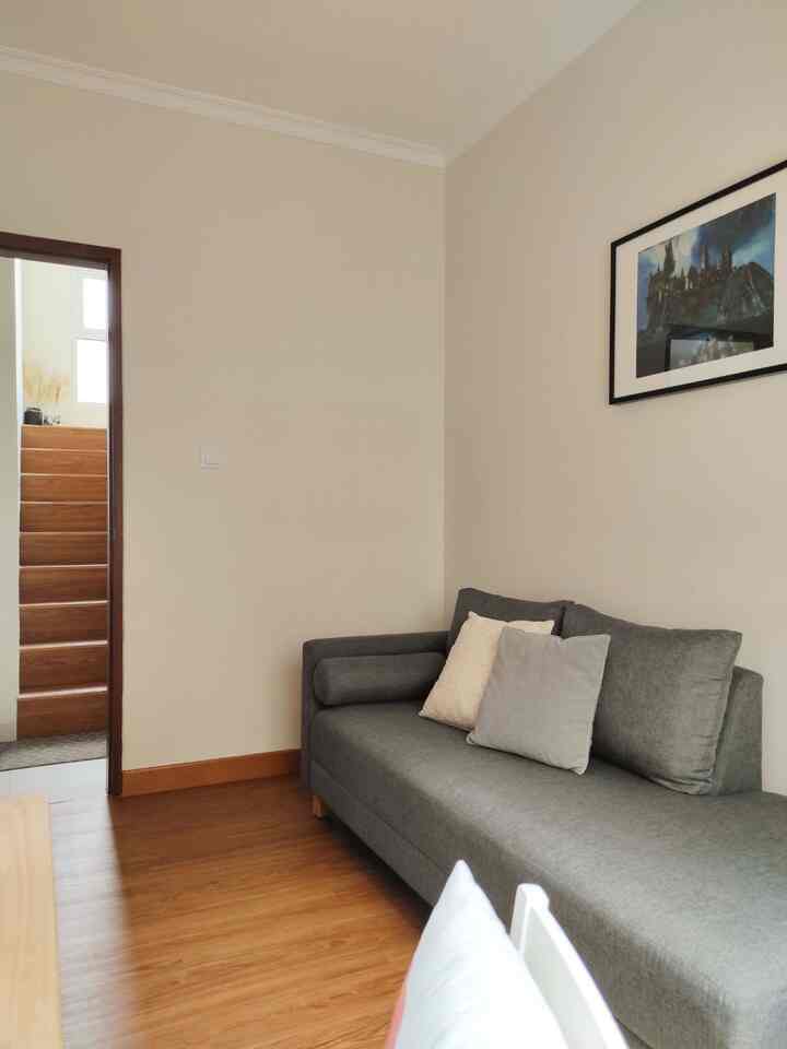 Ruangan mungil, banyak fungsi.
Kamar tidur yang beralih fungsi menjadi home office, ruang belajar, studio kreatif, living room kedua, sekaligus kamar tamu. Tidak banyak yang bisa kami jejalkan di ruangan ini, maka kami memilih sofa bed yang bisa dilipat jadi ringkas, meja kerja sederhana dengan laci-laci tambahan, memasang TV di dinding, serta rak lepas dan ambalan untuk penyimpanan dan dekorasi.
#HomeOffice #GuestRoom #SofaBed #WallPanel #Ambalan #FurniturAffordable #LantaiVinyl #RuangTerbatas #NeverTooSmall