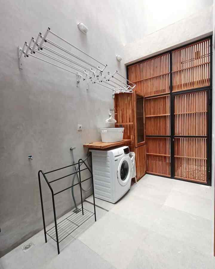 LAUNDRY ROOM
meski tersembunyi tapi kami desain secara estetik dan fungsional.
Lemari custom sebagai penyimpanan sabun dan alat kebersihan.Menyatu dengan meja setrika yang bisa dilipat.
Sky light dari kaca temper dipergunakan di ruang laundry dengan tujuan sinar matahari dan panasnya dapat masuk dan membantu mengeringkan cucian.
Ruangan ini kita bikin hidden dengan membuat pintu pemisah yang terbuat dari kayu jati dengan motif vertikal #laundryroom #ruangcuci #laundryroomidea #ideruangansetrika #monochrome